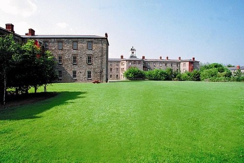 The lawn and building of Griffith University Dublin