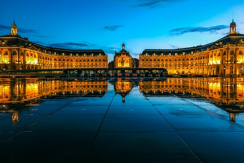 reflection-place-de-la-bourse-tram-bordeaux-france-unesco-world-heritage